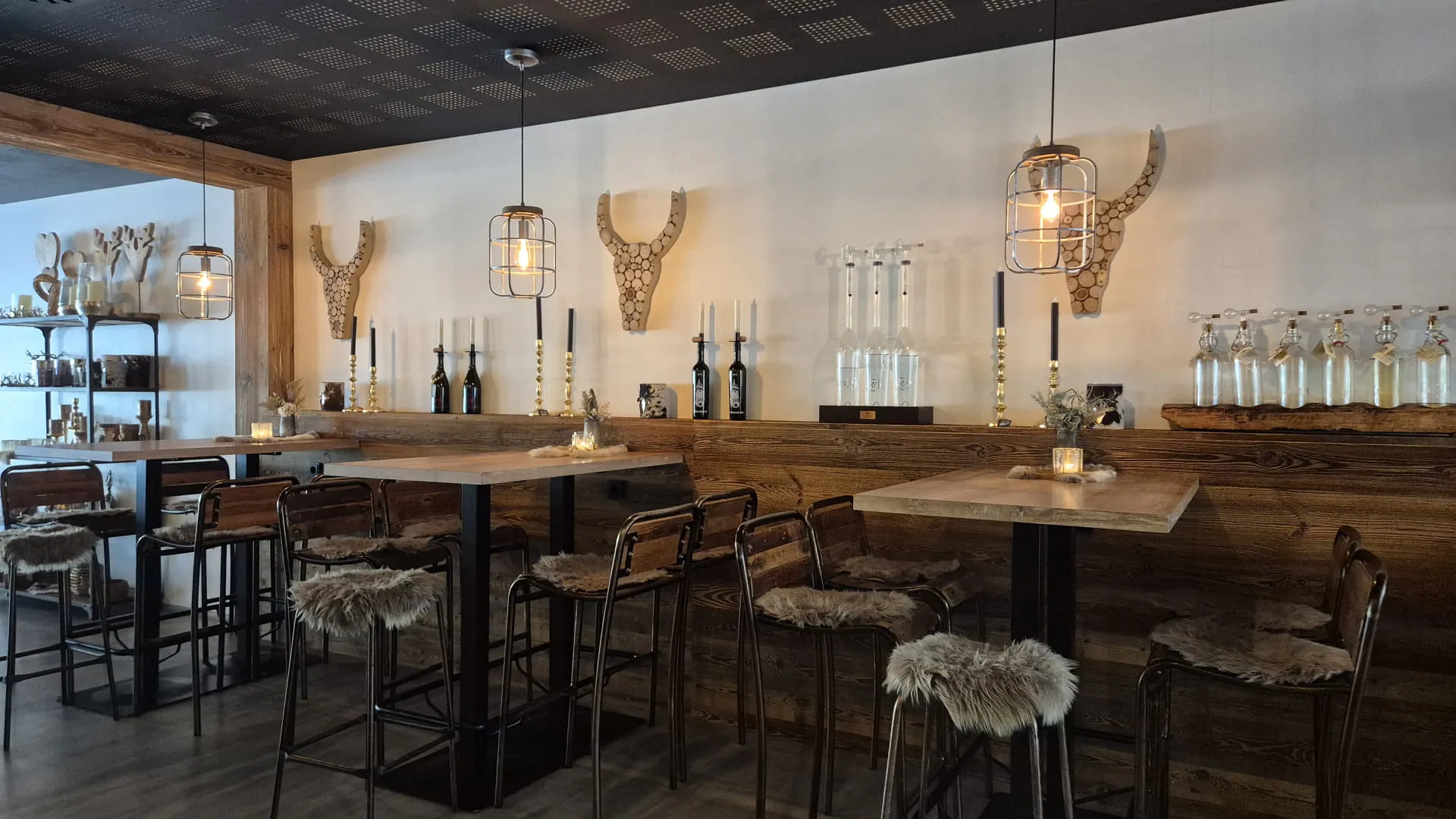 Innenansicht eines modernen Restaurants mit Holzmöbeln und dekorativen Elementen.